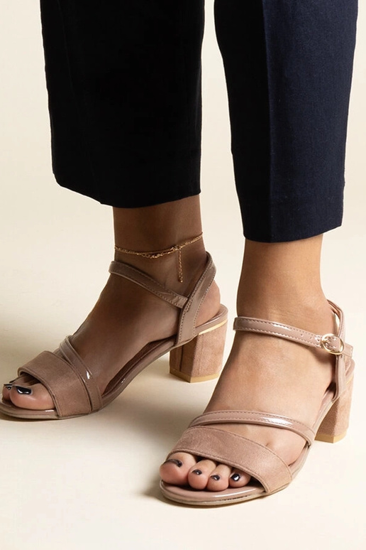 Sandalias beige oscuro con...