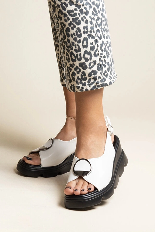 Sandalias de cuña con hebilla blanca...