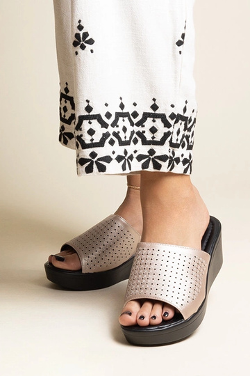 Chanclas cuña calada dorada piel ecologica Garvin