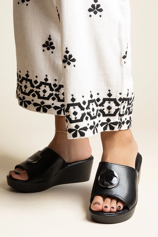 Sandalias negras de cuña con hebilla...