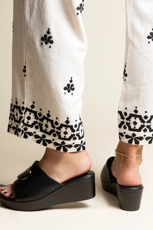 Sandalias negras de cuña con hebilla...