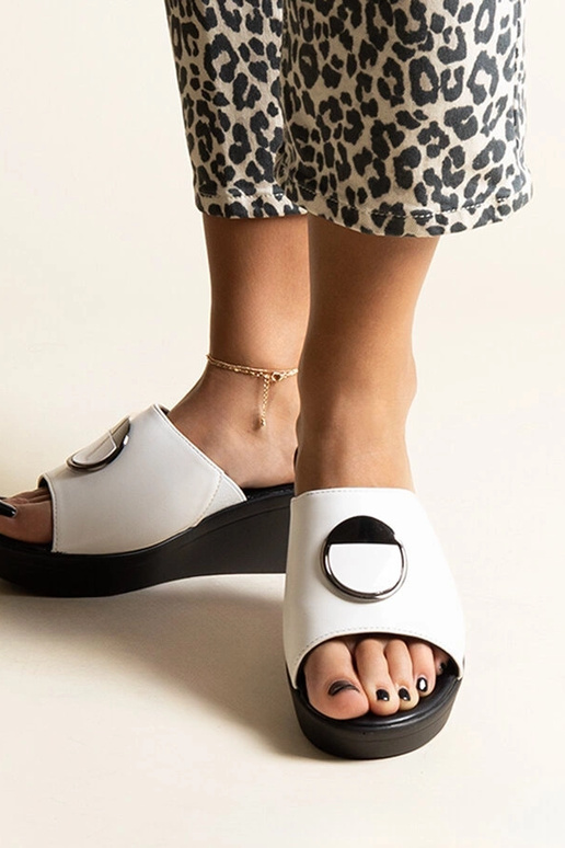 Sandalias blancas de cuña con hebilla...