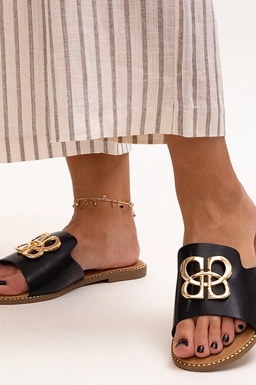Chanclas negras decoradas con hebilla Perkin