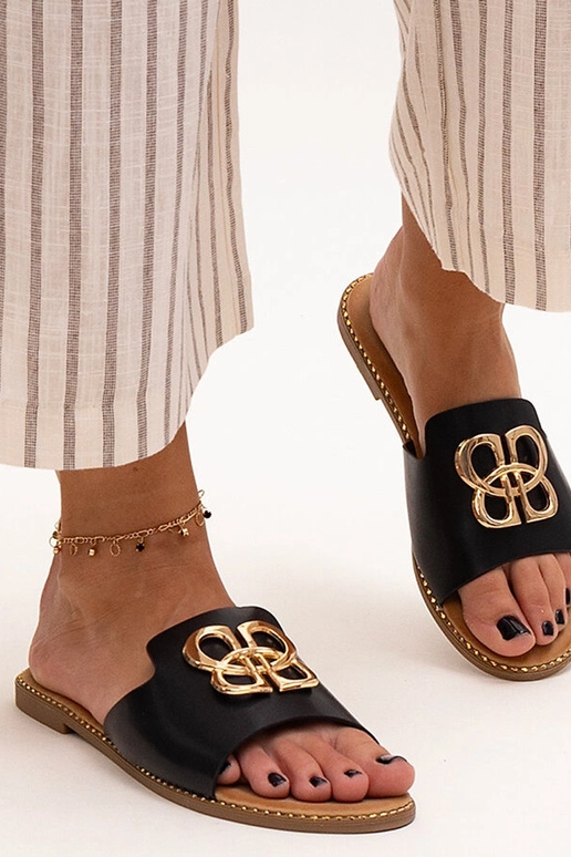 Chanclas negras decoradas con hebilla...