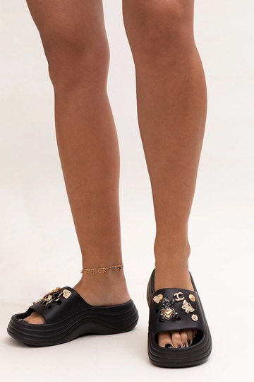 Chanclas negras con decoración brillante de Berwana 2