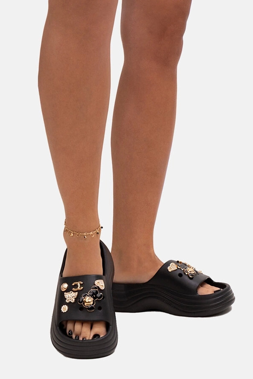 Chanclas negras con decoración...