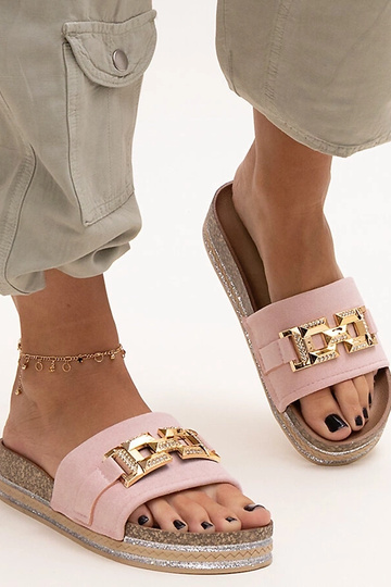 Sandalias rosas con hebilla...