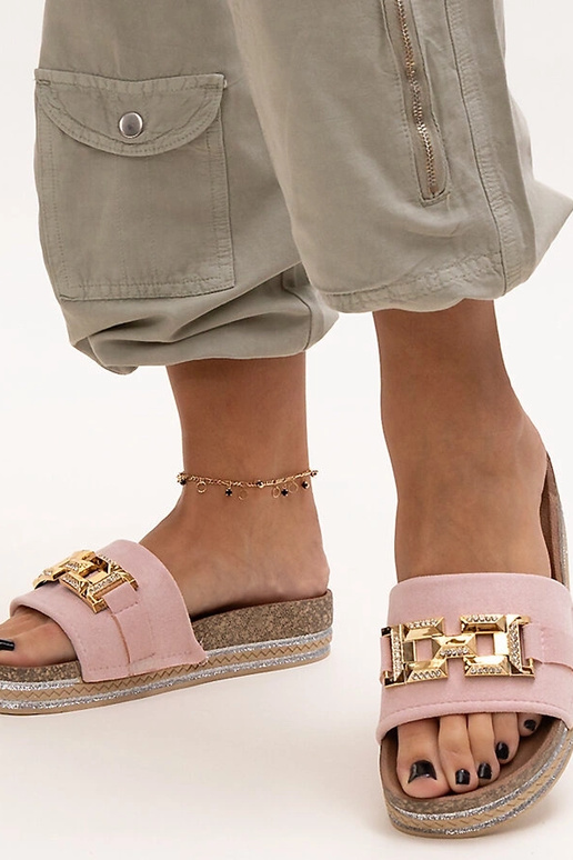 Sandalias rosas con hebilla brillante...