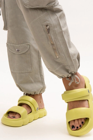 Sandalias ligeras de espuma en color uniforme Azewda
