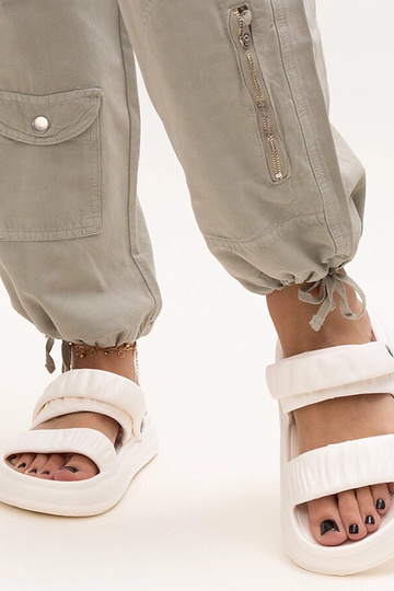 Sandalias blancas de espuma con fruncido Coreia