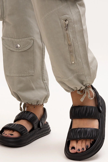 Sandalias negras de espuma con fruncido Coreia