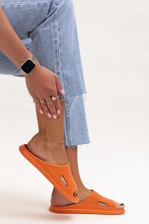 Pantuflas de espuma de color naranja...