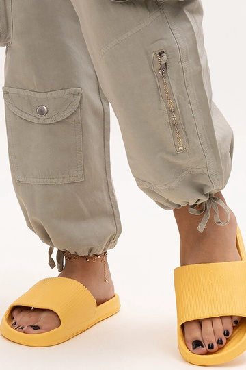 Chanclas de espuma amarilla... 2