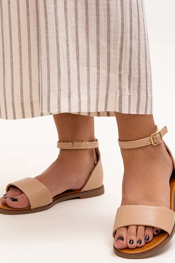 Sandalias beige con talón...