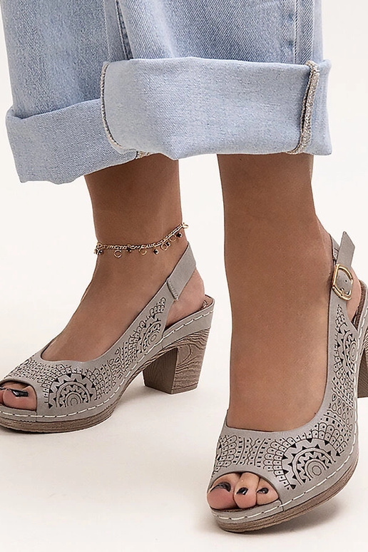 Sandalias de tacón caladas en color...