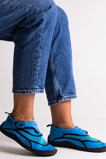 Zapatos deportivos azules...