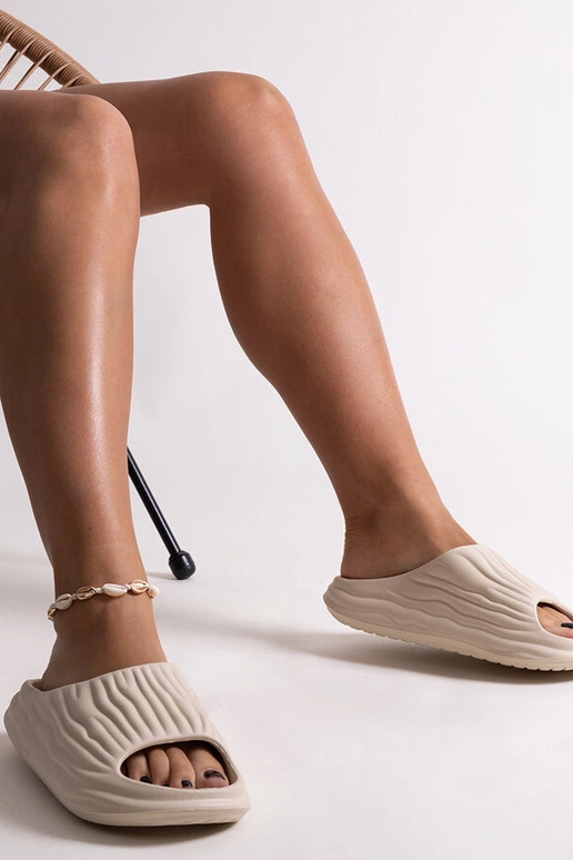 Chanclas Miniya beige con volantes