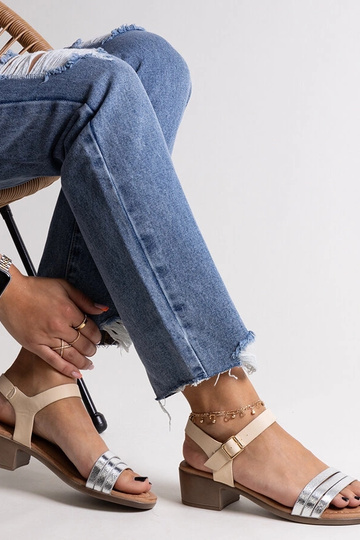 Sandalias de tacón bajo... 2