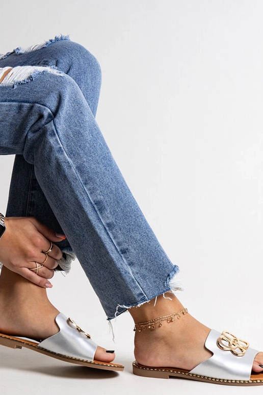 Chanclas plateadas con hebilla...