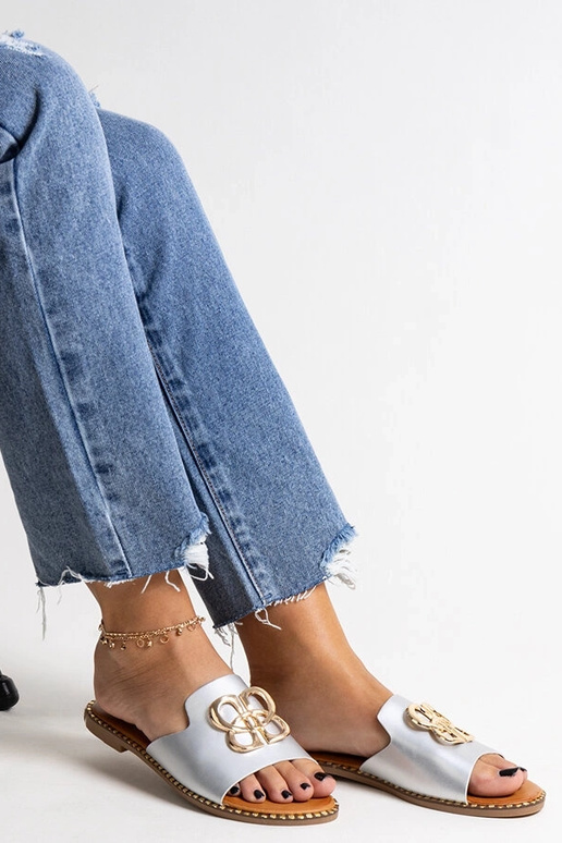 Chanclas plateadas con hebilla...