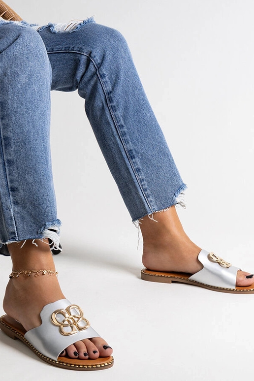 Chanclas plateadas con hebilla...