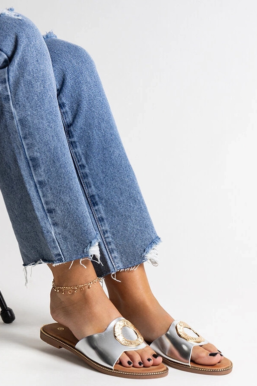 Chanclas plateadas con hebilla...