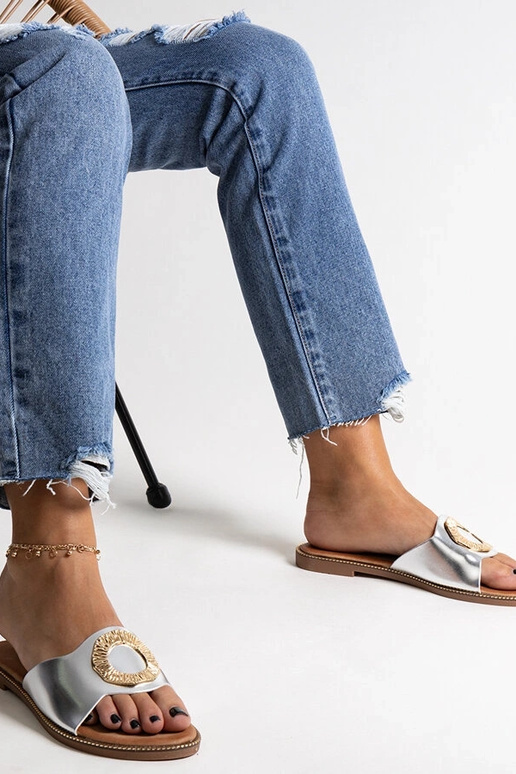 Chanclas plateadas con hebilla...