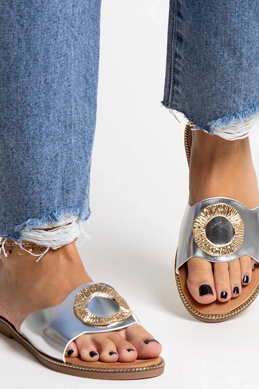 Chanclas plateadas con hebilla...