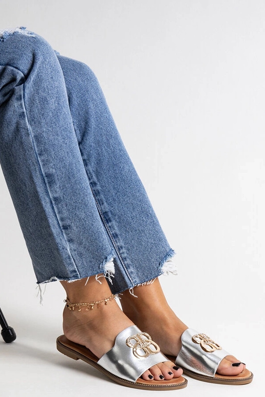 Chanclas plateadas con hebilla...