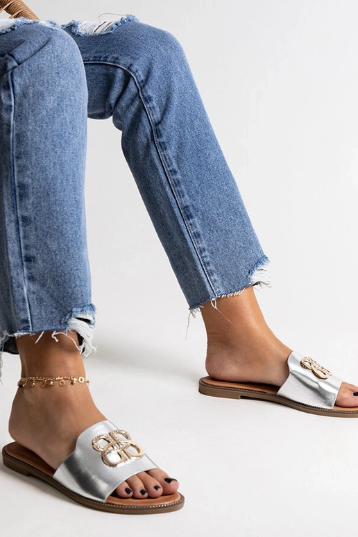 Chanclas plateadas con hebilla...