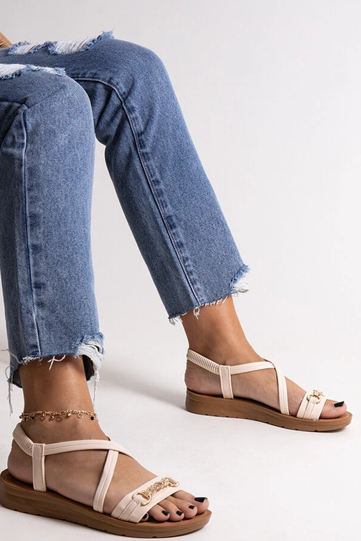 Sandalias beige con hebilla dorada...