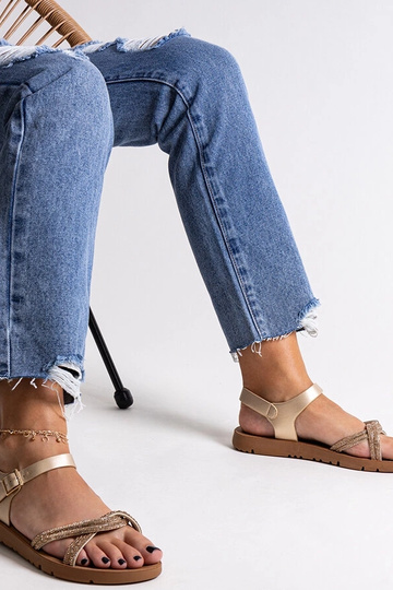 Sandalias doradas decoradas... 2