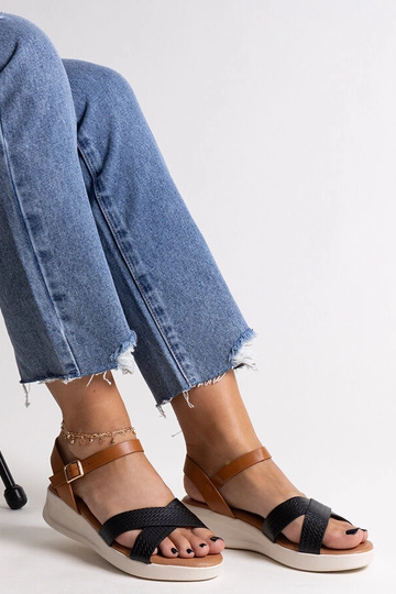 Sandalias de cuña baja...