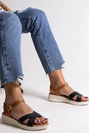 Sandalias de cuña baja Hakima negras y marrones 2