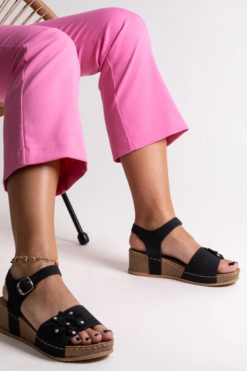 Sandalias negras de cuña con flor de Kifah 2