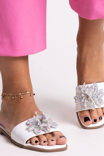 Chanclas blancas con flor de circonita Vendula