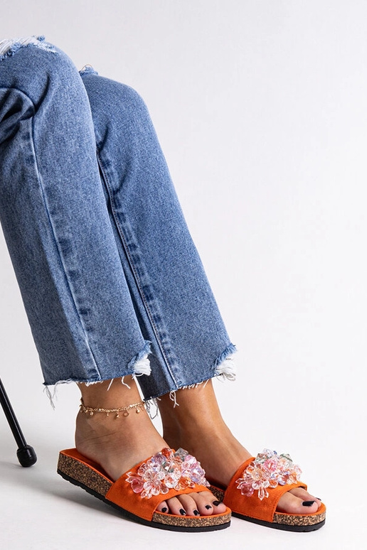 Chanclas naranjas decoradas con...