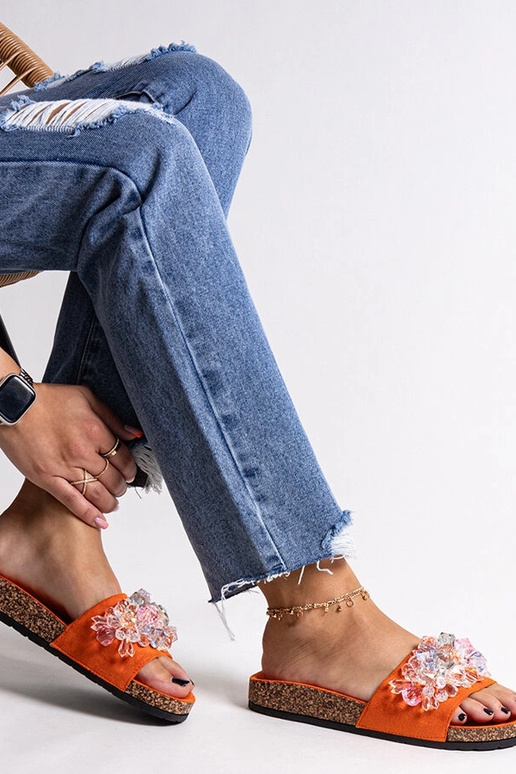 Chanclas naranjas decoradas con...