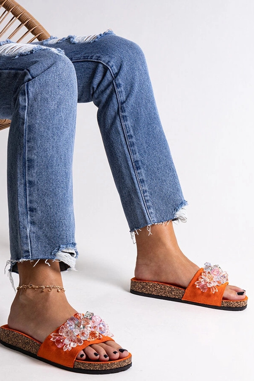 Chanclas naranjas decoradas con...