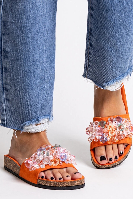 Chanclas naranjas decoradas con...