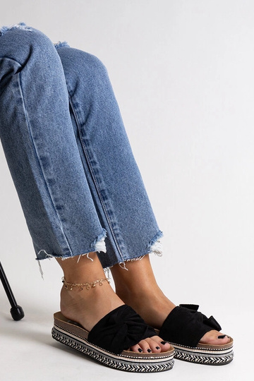 Chanclas negras enormes con...