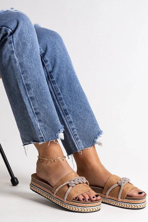 Chanclas marrones decoradas con...