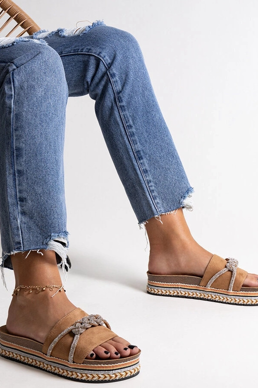 Chanclas marrones decoradas con...