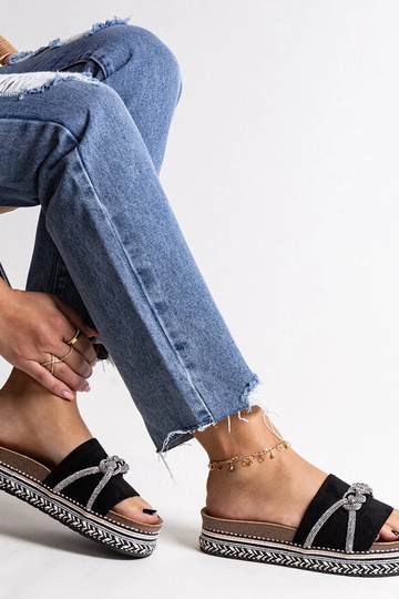 Chanclas negras decoradas...