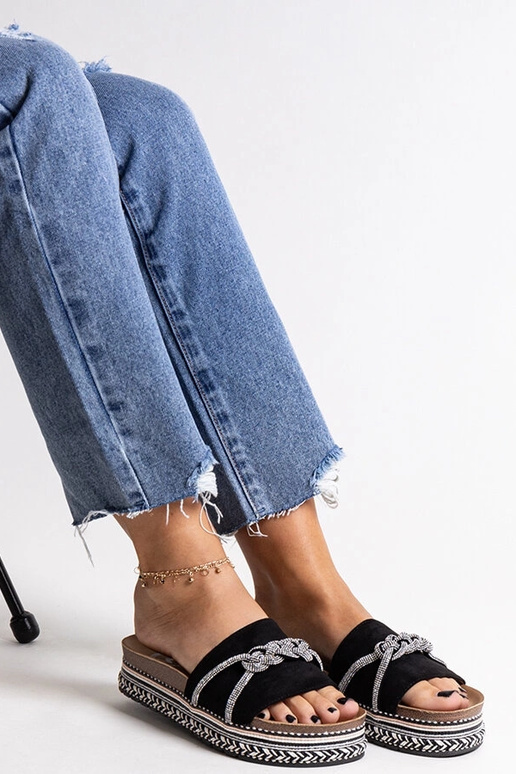 Chanclas negras decoradas con...