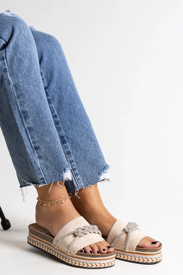 Chanclas beige decoradas con circonitas Kamilian