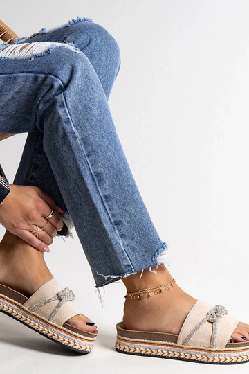 Chanclas beige decoradas con circonitas Kamilian 2