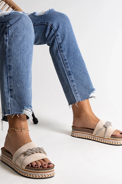 Chanclas beige decoradas con...