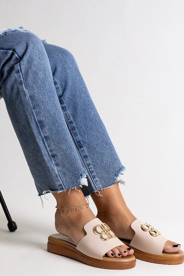 Chanclas beige con hebilla...