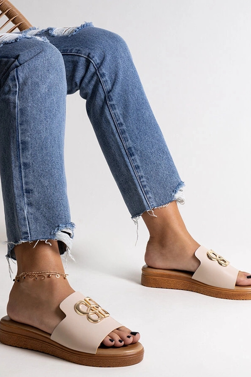 Chanclas beige con hebilla decorativa...